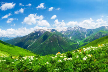 Swanetia-Gruzja-wiosna-zielone-gory