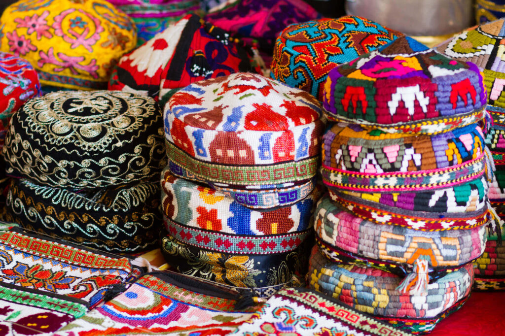 Tubetejka-tradycyjna-czapka-Uzbekistan