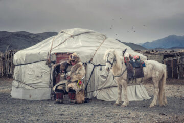 jurta koń polowanie z orłem mongolia