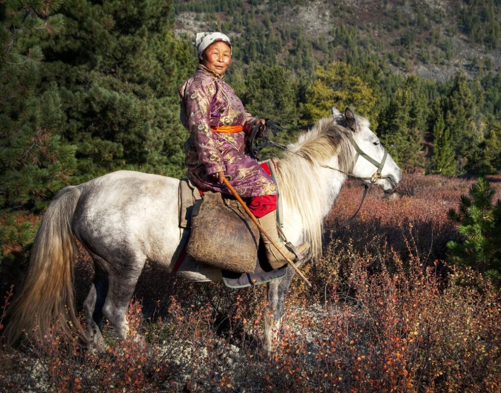 kobieta na koniu mongolia